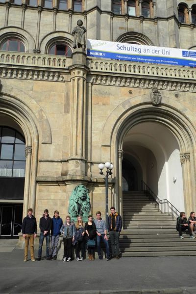Die Schülerinnen und Schüler aus Nordhorn vor dem Welfenschloss. Die Schülerinnen und Schüler aus Nordhorn vor dem Welfenschloss.