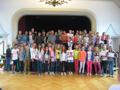 Big Challenge 2014: Preisträger und Teilnehmer bei der Urkundenübergabe in der Aula des Gymnasiums Nordhorn.