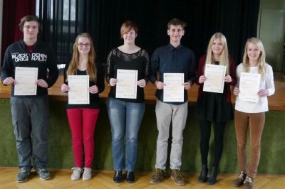 Die glücklichen Prüflinge bei der Übergabe der Zertifikate in unserer Aula: Martijn van Schip, Rieke Timmerij, Sarah Zimmermann, Jonas Bisschop, Anna Scholten und Liane Scholten. Die glücklichen Prüflinge bei der Übergabe der Zertifikate in unserer Aula: Martijn van Schip, Rieke Timmerij, Sarah Zimmermann, Jonas Bisschop, Anna Scholten und Liane Scholten.