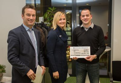 Scheckübergabe: Michael Weggebakker und Sandra Böwing überreichen Lars Schoppmann (r.) den 1. Preis.