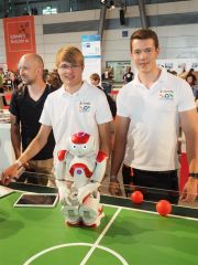 Jonathan Wandscheer und Hanno Kappen vom Gymnasium Nordhorn mit dem Roboter auf der IdeenExpo 2015.