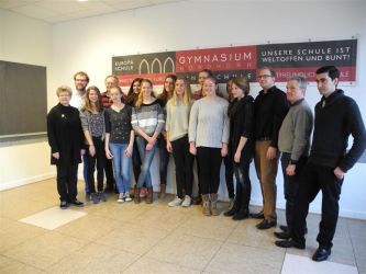 Gruppenfoto mit Nawras Kadro in Nordhorn, einem Flüchtling aus Syrien, dessen Status bislang ungeklärt ist. Gruppenfoto mit Nawras Kadro in Nordhorn, einem Flüchtling aus Syrien, dessen Status bislang ungeklärt ist.
