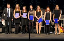 Der Deutsche Meister im Schulschach: Die Mannschaft vom Gymnasium Nordhorn zusammen mit Bürgermeister Berling. Der Deutsche Meister im Schulschach: Die Mannschaft vom Gymnasium Nordhorn zusammen mit Bürgermeister Berling.